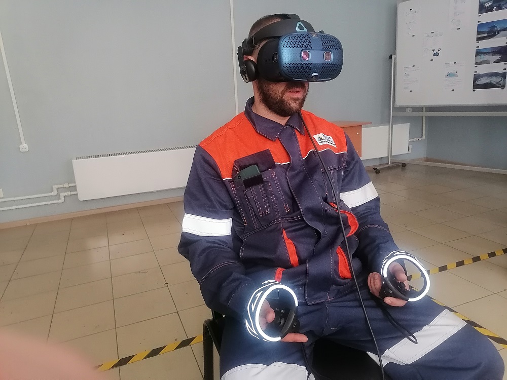VR-очки предназанчены для отработки алгоритма действий при выполнении задач водителями самосвалов и стропальщикамиАО Междуречье.jpg