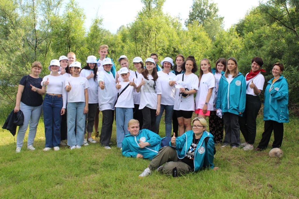 В экоакции Новой Горной приняли участие междуреченские школьники и волонтеры.JPG