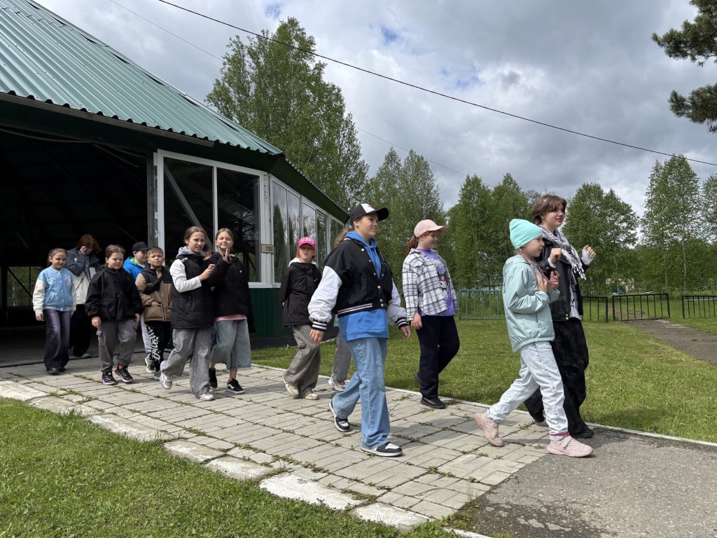 В обновленном шатре проводят мероприятия и занимаются с детьми в непогоду.JPG